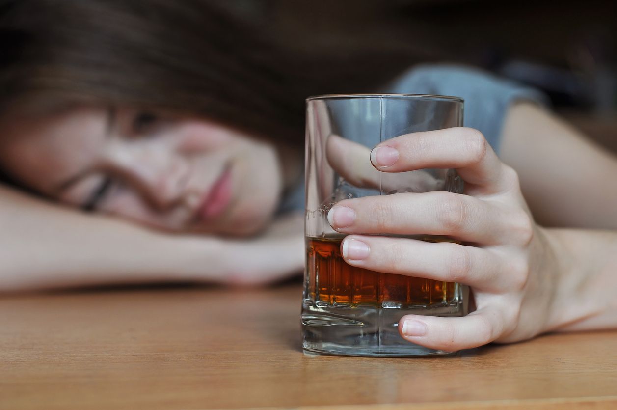 Berikut ini penjelasan mengenai mengapa alkohol dan depresi saling berhubungan. Simak penjelasan selengkapnya, yuk!