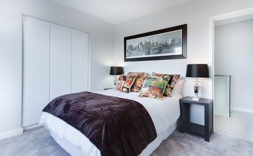 Hindari 3 area ini saat akan meletakkan tempat tidur di kamar.
Lantas mana saja posisi tersebut? Simak!