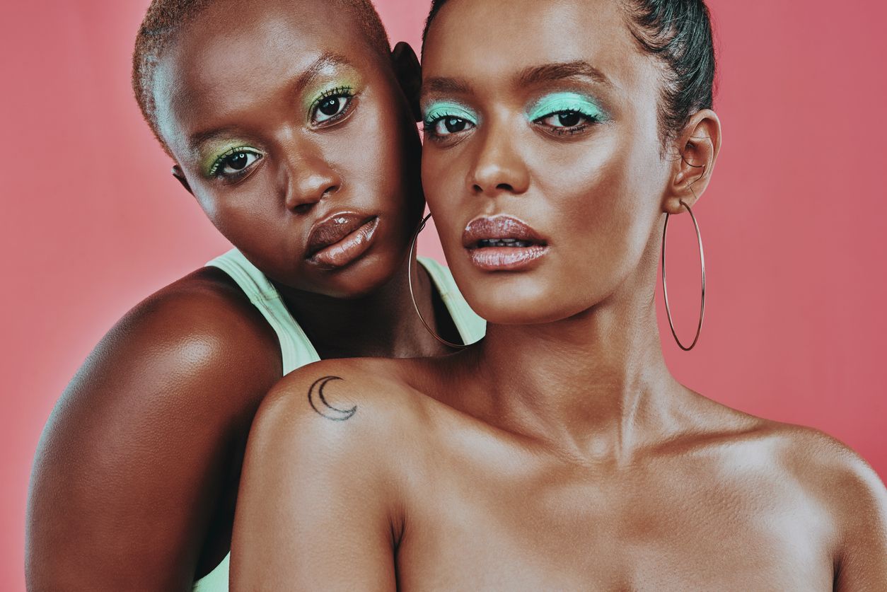 Mulai dari eyeshadow glitter sampai bibir glossy, ini beberapa tren  makeup Y2K beauty yang kembali populer di tahun 2022.