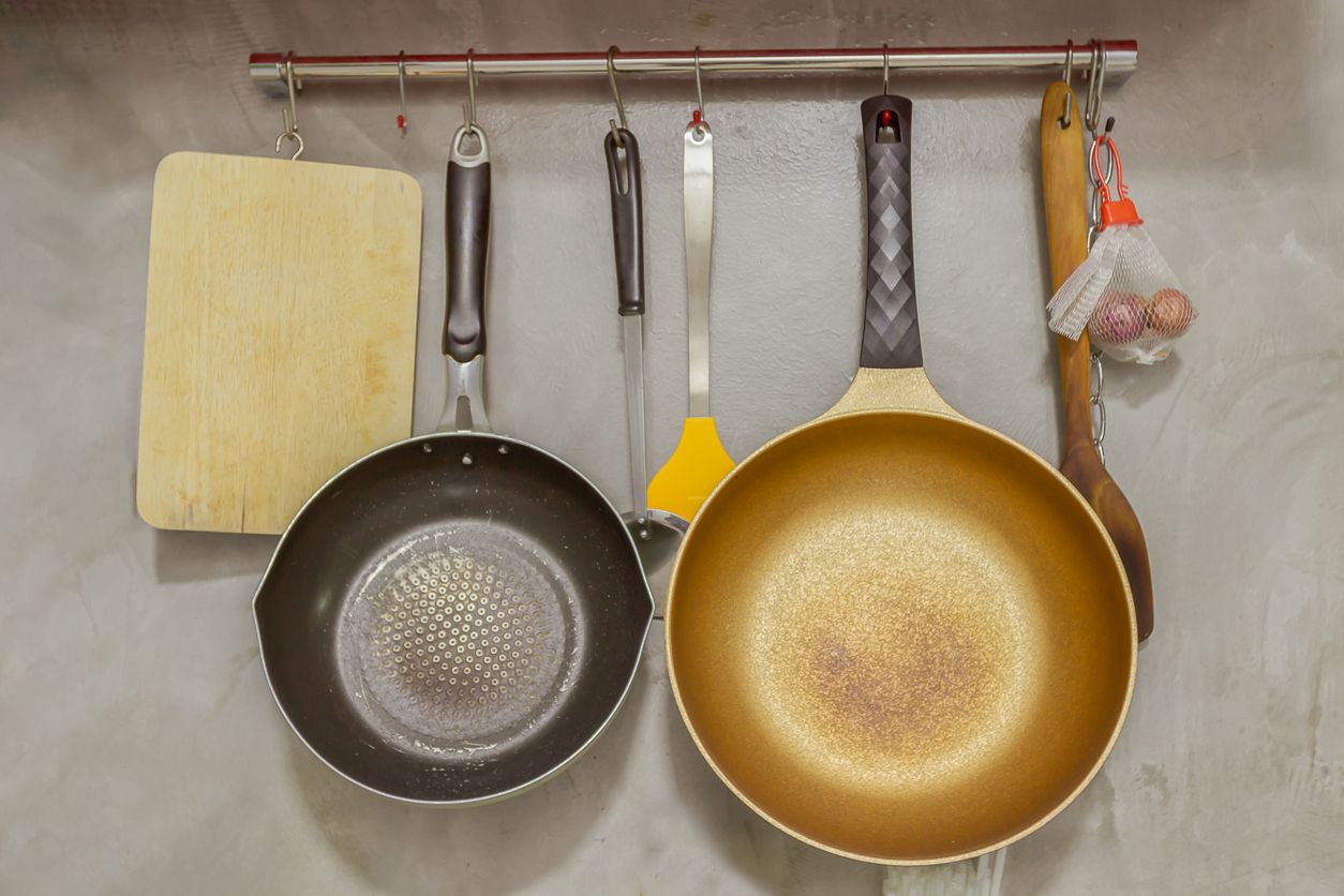 Karat pada perabot dapur stainless steel biasanya akan sulit dihilangkan. Gunakan cara berikut untuk menghilangkan karat!