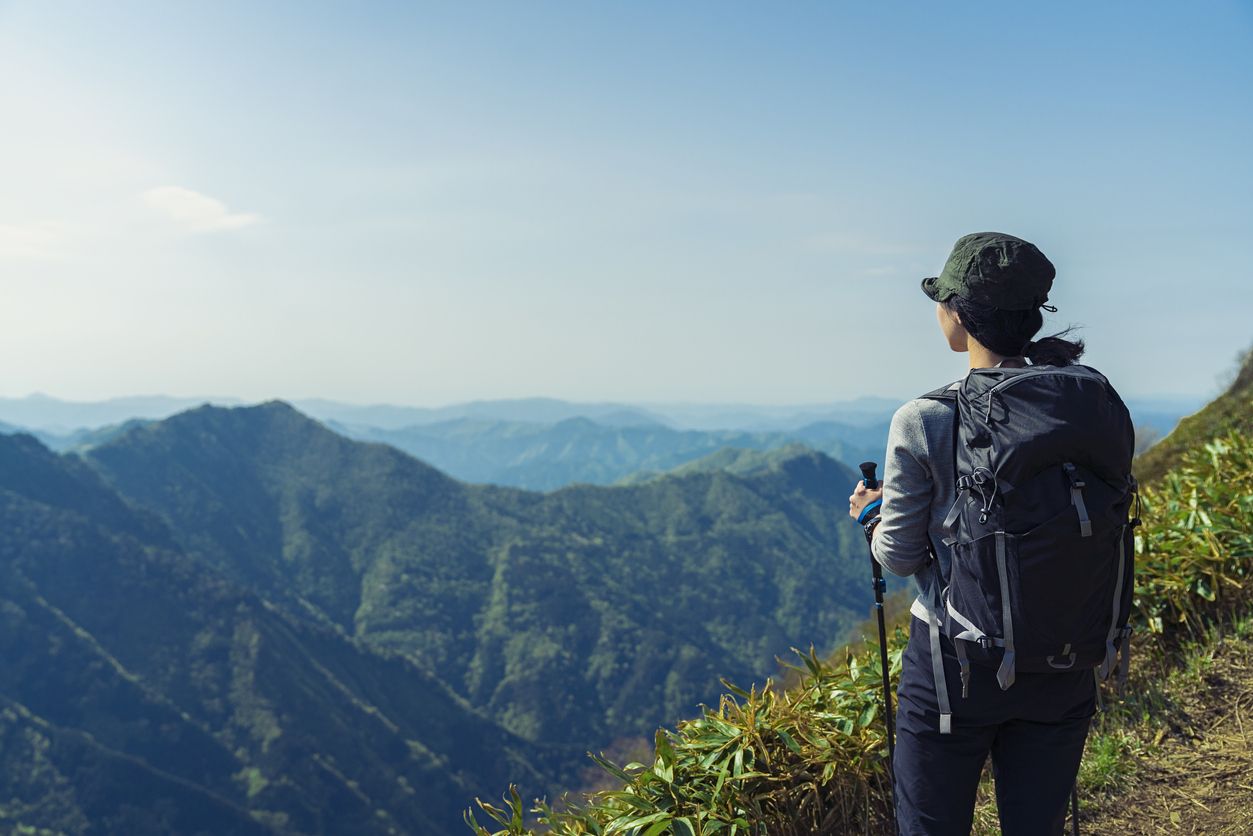 Hipotermia atau penurunah suhu tubuh karena paparan dingin terlalu lama dapat terjadi saat mendaki gunung. Simak, begini cara mencegahnya!