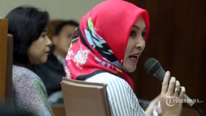 Setelah 10 tahun mendekam di penjara, mantan Puteri Indonesia ini akhirnya telah dibebaskan. Tengok penampilan Angelina Sondakh saat keluar Lapas.