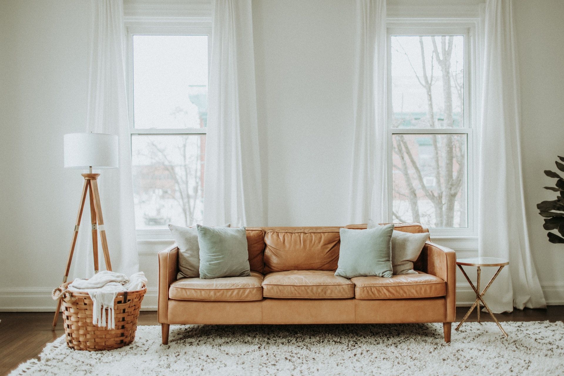 Ada berbagai cara menghadirkan energi baik dalam rumah melalui jendela. Menurut feng shui, simak berbagai tips berikut ini yuk!