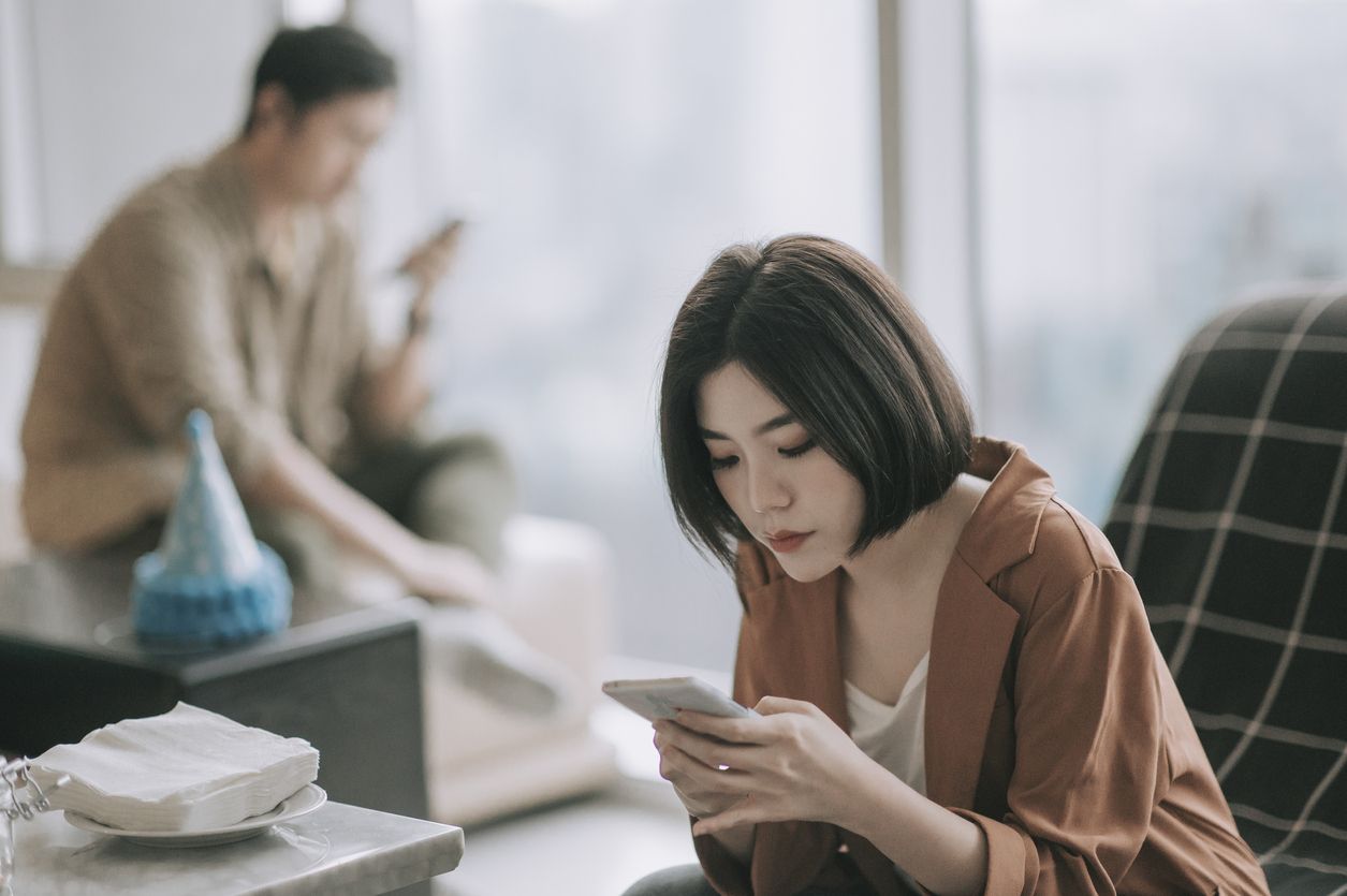 Mendiamkan pasangan dan tidak adanya obrolan dalam pernikahan adalah tanda bahaya. Simak, inilah silent killer yang bikin retak rumah tangga!