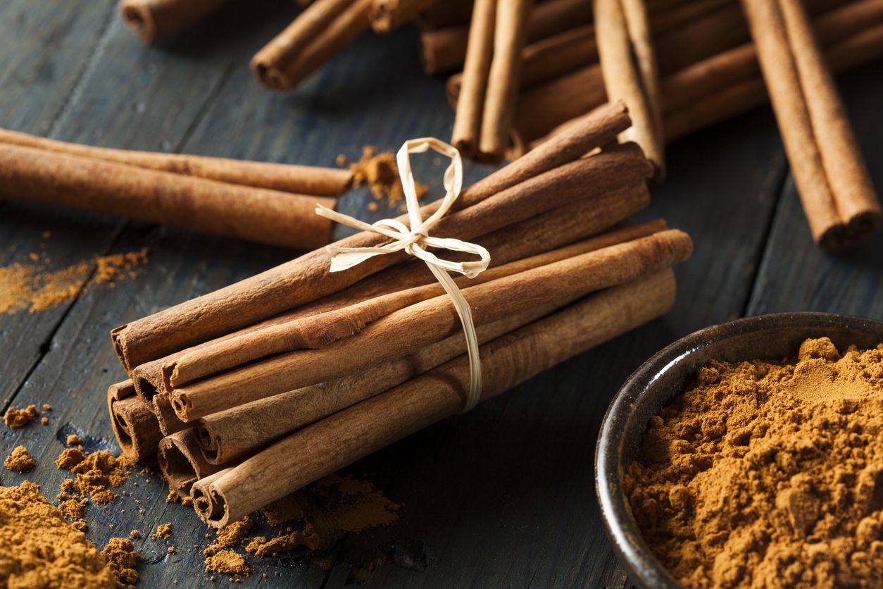 Kayu manis sering kali dijadikan sebagai bahan alami dalam perawatan kulit. Namun, benarkah cinnamon bagus untuk kulit?