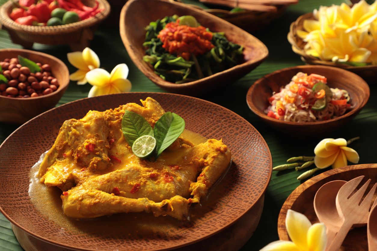 Ayam betutu bisa menjadi pilihan menu hidangan bersama keluarga. Simak cara memasak cepat dan sejarah ayam betutu.