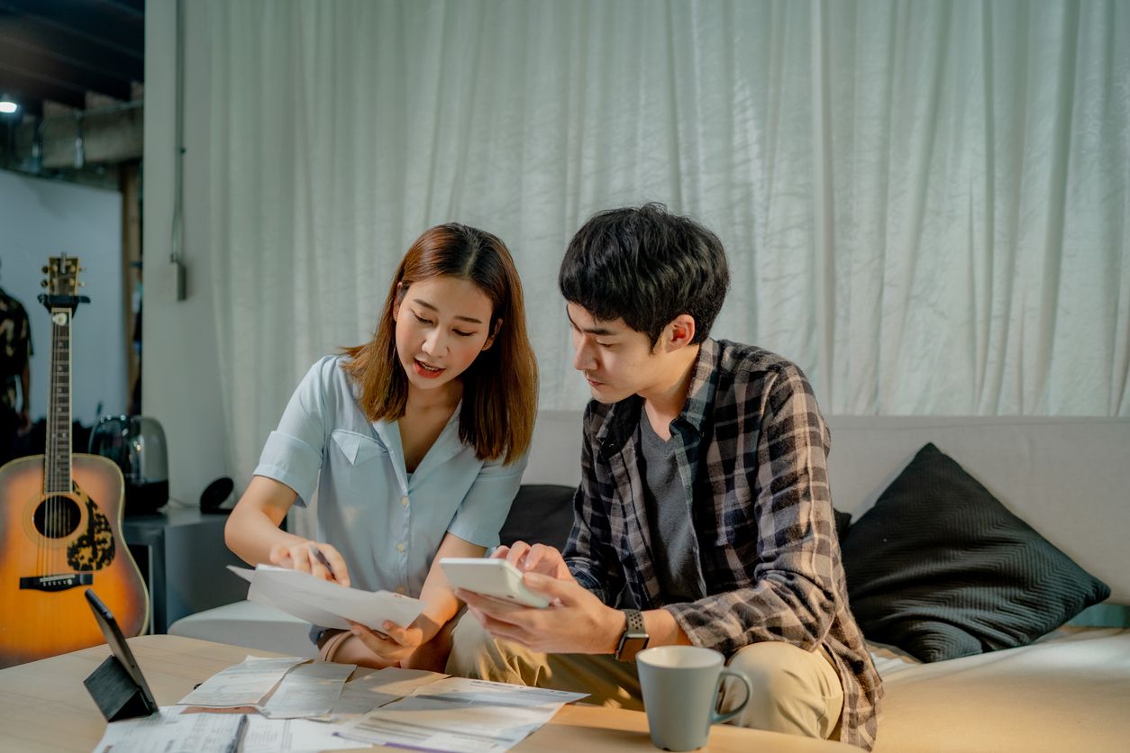 Ini tiga rahasia mengatur keuangan rumah tangga yang jadi tips hemat agar kamu dan pasangan lebih bahagia.