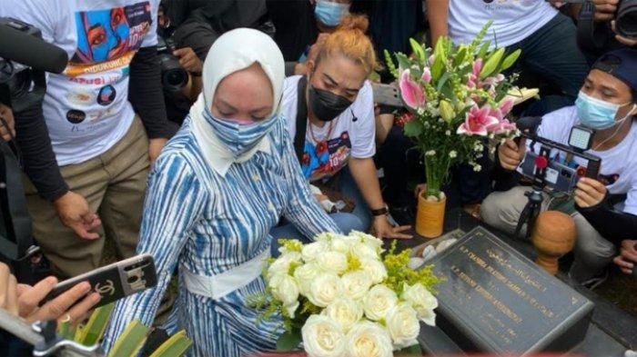 Usai bebas, Angelina Sondakh mendatangi makam Adjie Massaid dan menangis di sana. Ungkap penyesalan.