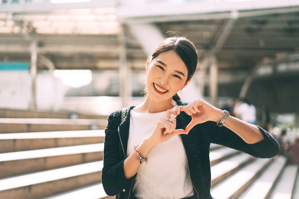 Sebagai remaja kamu tentu ingin memiliki kulit sehat kan? Ini dia cara merawat kulit remaja sesuai saran skincare viral di TikTok. Apa saja?