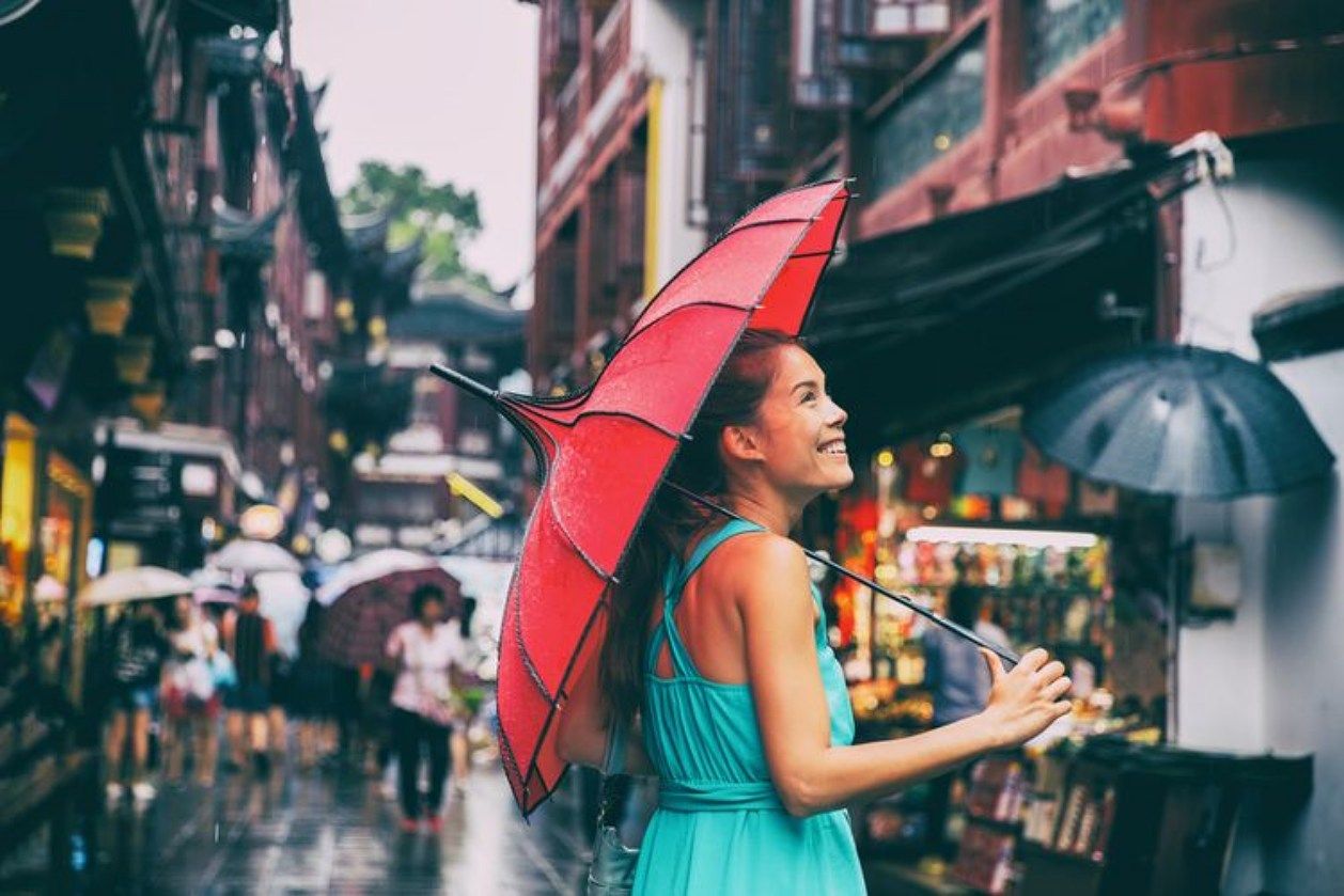 Berencana melakukan traveling di musim hujan, Kawan Puan? Jangan lupa aplikasikan tips hemat dengan membawa benda-benda ini ya. Ada apa saja?