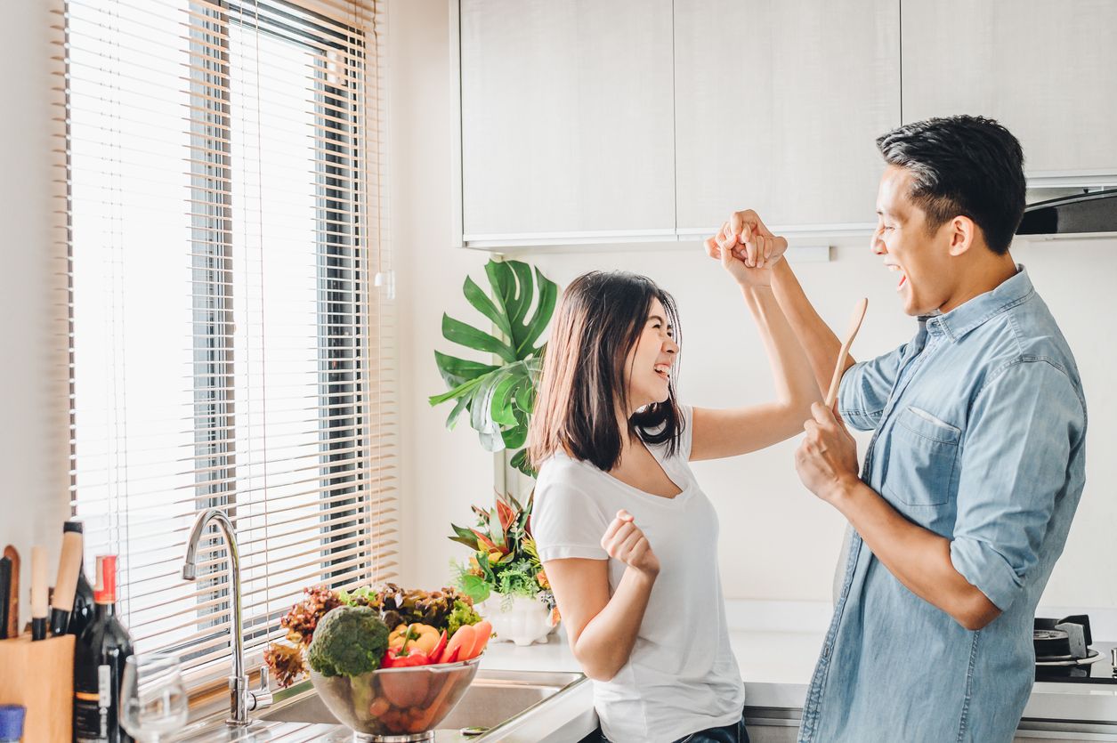 Memiliki hubungan suami istri yang sehat tentu akan terasa menyenangkan. Simak cara membangun hubungan yang sehat!