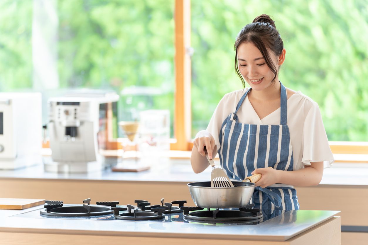 Begini tips hemat penggunaan gas menyusul harga LPG yang melambung naik. Salah satunya gunakan tutup panci saat memasak!