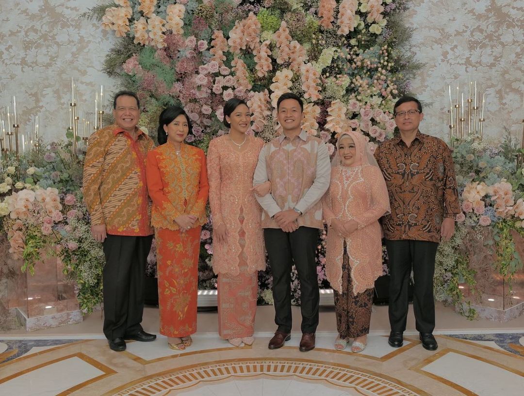 Pengusaha sekaligus putri dari Chairul Tanjung, Putri Tanjung, kini telah bertunangan dengan kekasihnya, Guinandra Jatikusumo pada Sabtu (5/3/2022).