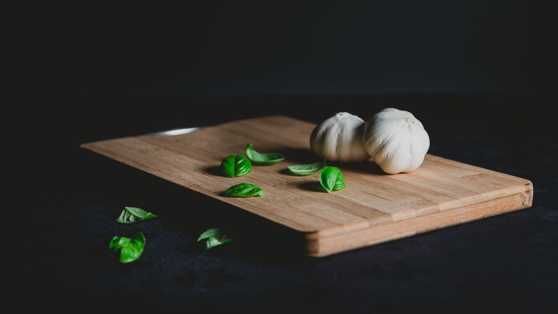 Talenan kayu menjadi peralatan dapur yang memudahkan kamu dalam memotong bahan makanan.
Lalu bagaimana jika talenan beraroma bawang putih?