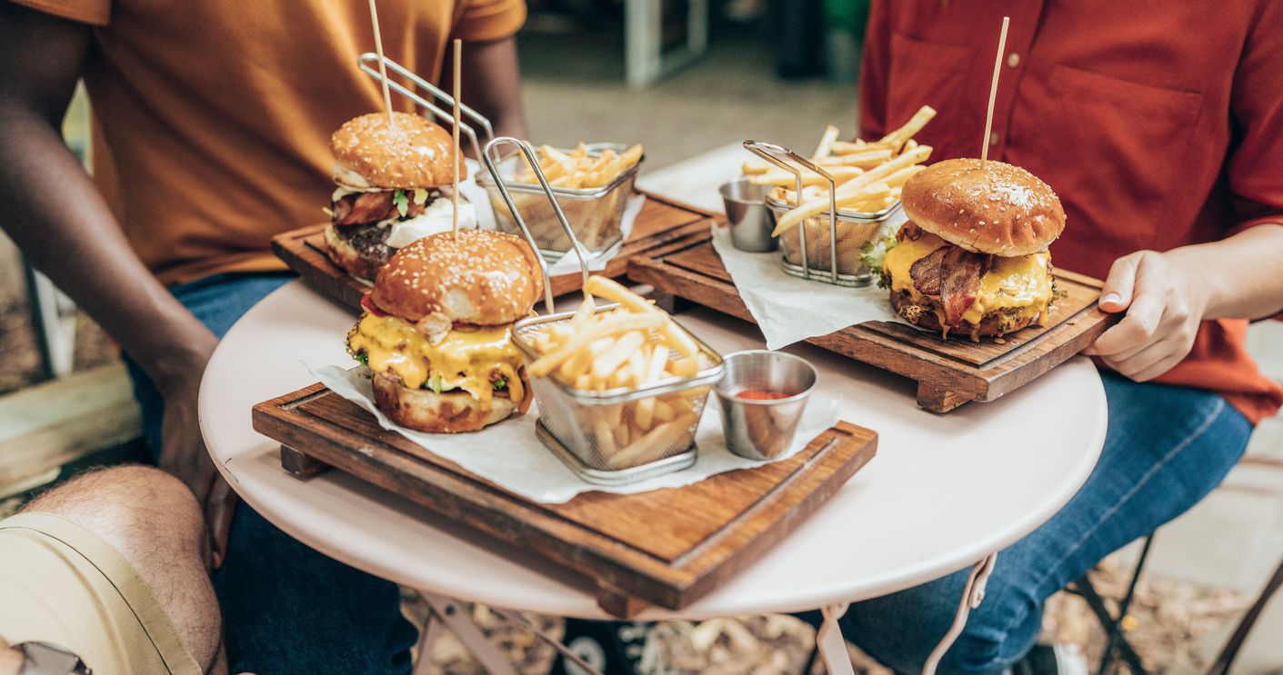 Berikut ini bahaya jangka panjang dari fast food, mulai dari mengganggu sistem pencernaan hingga kesehatan mental