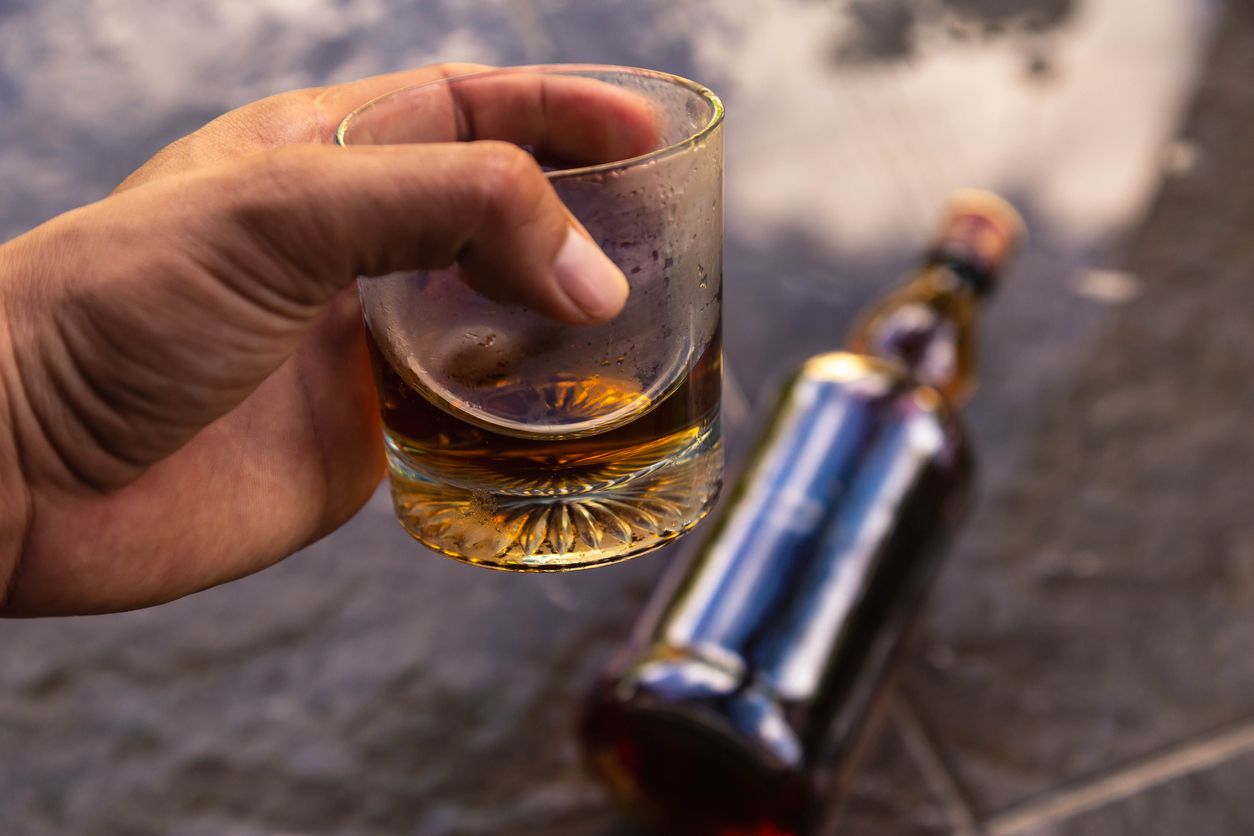 Berikut ini empat tahap rehabilitasi dari kecanduan alkohol, mulai dari inisiasi pengobatan hingga pemulihan tingkat lanjut