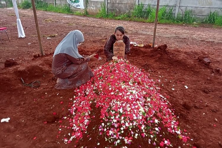 Dewi Natalia, istri dari penulis Hilman Hariwijaya tak kuasa menahan kesedihannya saat ditinggal sang suami yang baru menikahinya selama sebulan.