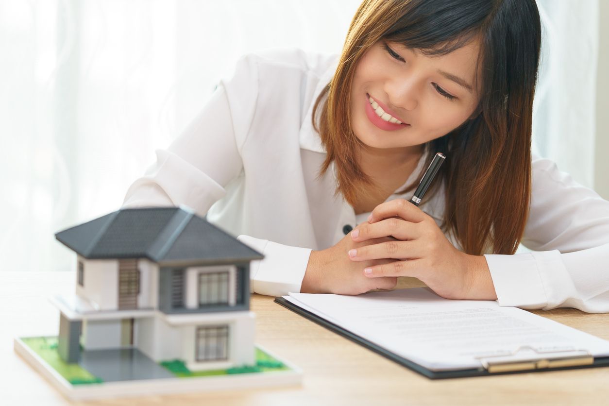 Ingin membeli rumah dengan gaji UMR? Berikut tips membeli rumah yang bisa kamu sontek dari Kaluna di buku Home Sweet Loan!