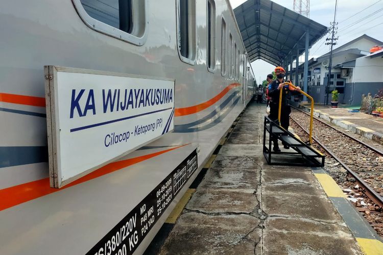 Berikut ini syarat naik kereta api jarak jauh tanpa perlu melampirkan antigen dan RT-PCR, catat baik-baik penjelasannya ya.