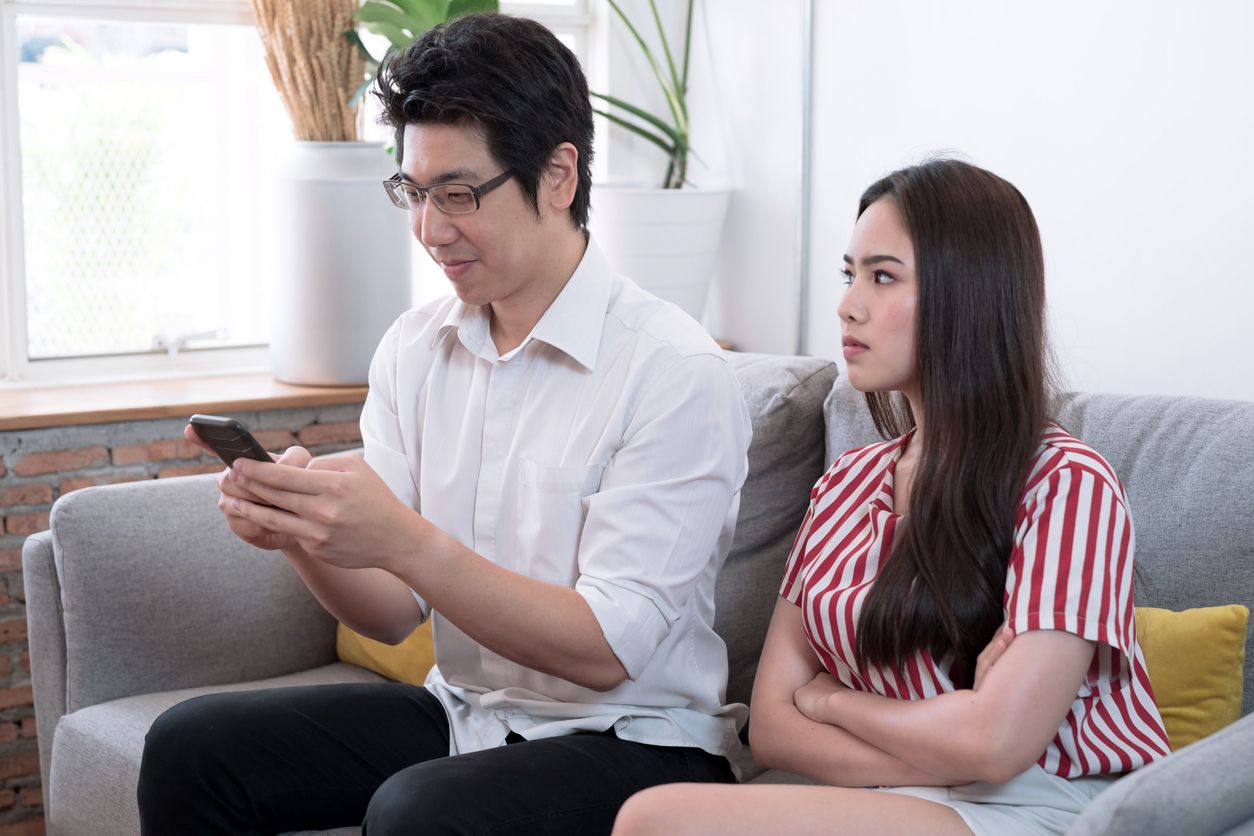 Menghadapi pasangan berbohong setelah perempuan menikah memang begitu mengecewakan. Simak cara menghadapinya!