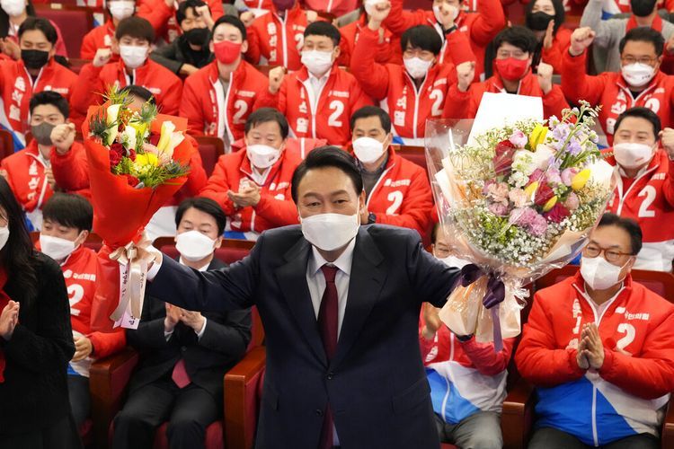 Terpilihnya mantan jaksa Yoon Suk Yeol sebagai Presiden Korea Selatan memantik keresahan perempuan karena kampanye misogininya.
