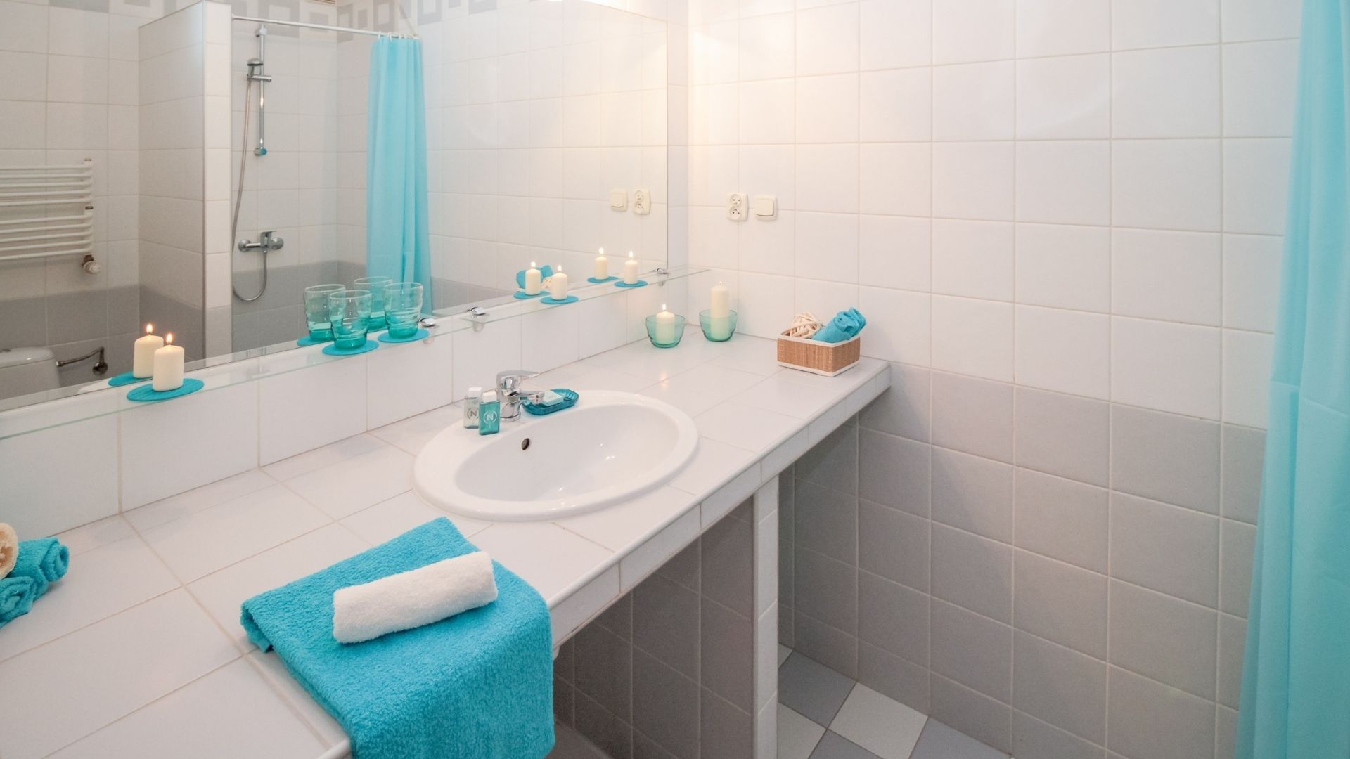 Tak perlu ribet, coba gunakan cara ini untuk menghilangkan noda di cermin kamar mandi. Cukup pakai cuka.