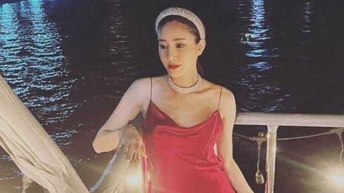 Pasca kematian sang idola, penggemar Tangmo Nida terus menuntut pihak kepolisian untuk mengusut tuntas kasus kematian aktris Thailand itu.