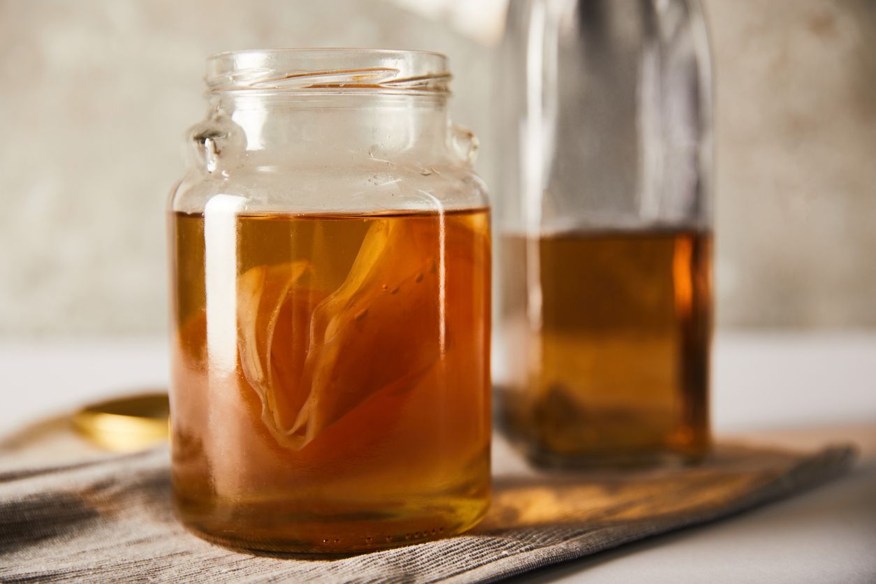 Berikut ini lima tips membuat kombucha di rumah, mulai dari pemilihan teh hingga proses pembuatannya yang harus bersih, catat ya