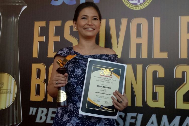 Karyanya yang mendunia dikenal kontroversial dan berani menguak hal tabu, inilah sosok Djenar Maesa Ayu dan perjalanan kariernya!