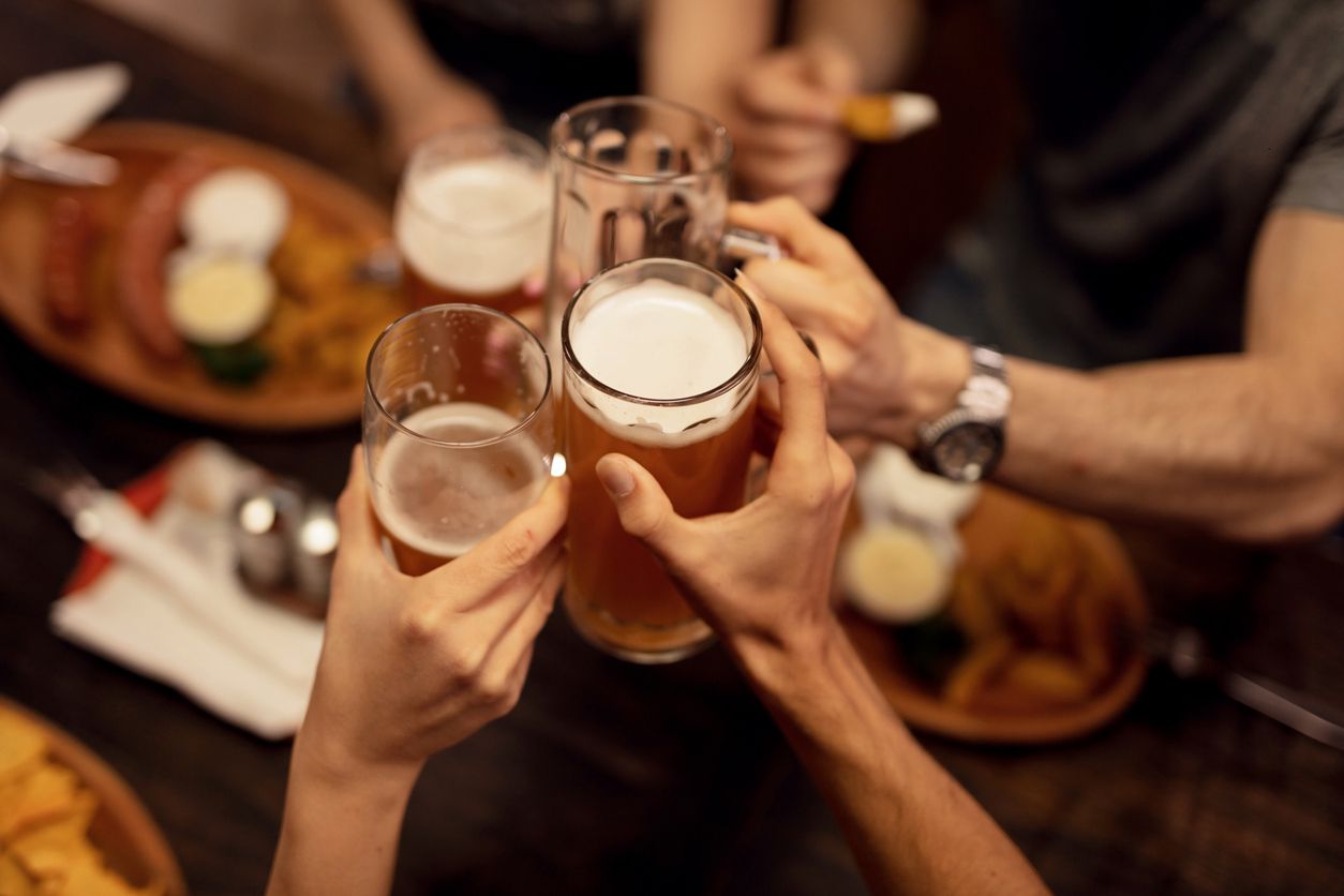 Berikut jenis kebiasaan minum yang harus dihindari karena dapat memicu terjadinya gangguan penggunaan alkohol. Apakah itu?
