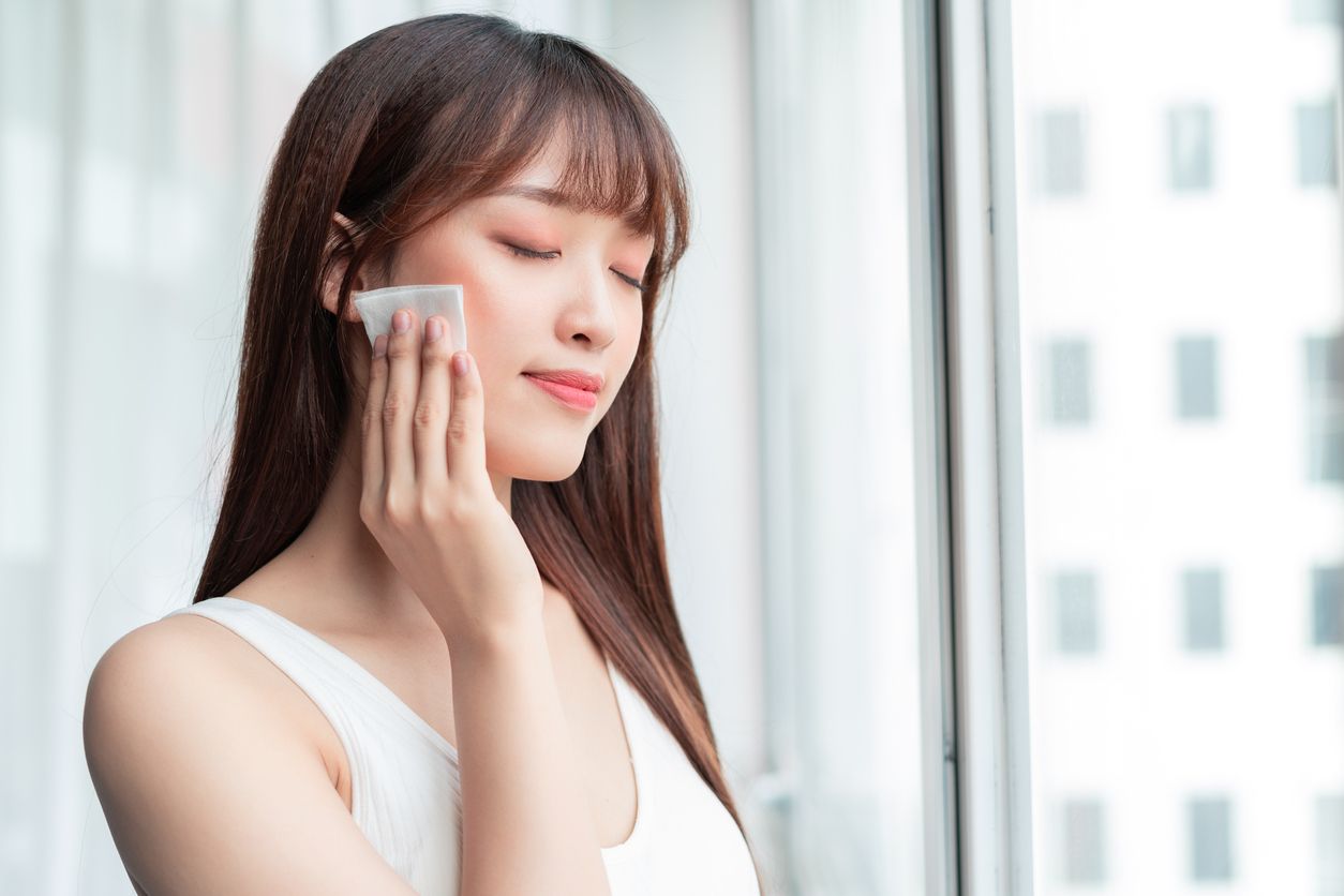 Sering dijadikan pembersih riasan, make up remover ternyata memiliki banyak jenis, lho. Ada apa saja? Ini dia informasinya!