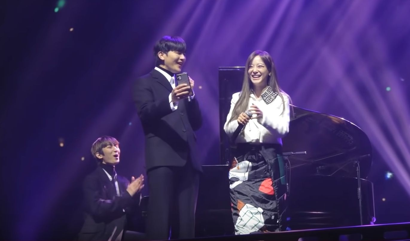 Kim Sejeong pamerkan suara merdunya dengan membawakan lagu Alicia Keys bareng duo MeloMance saat proses syuting drama Korea A Business Proposal.