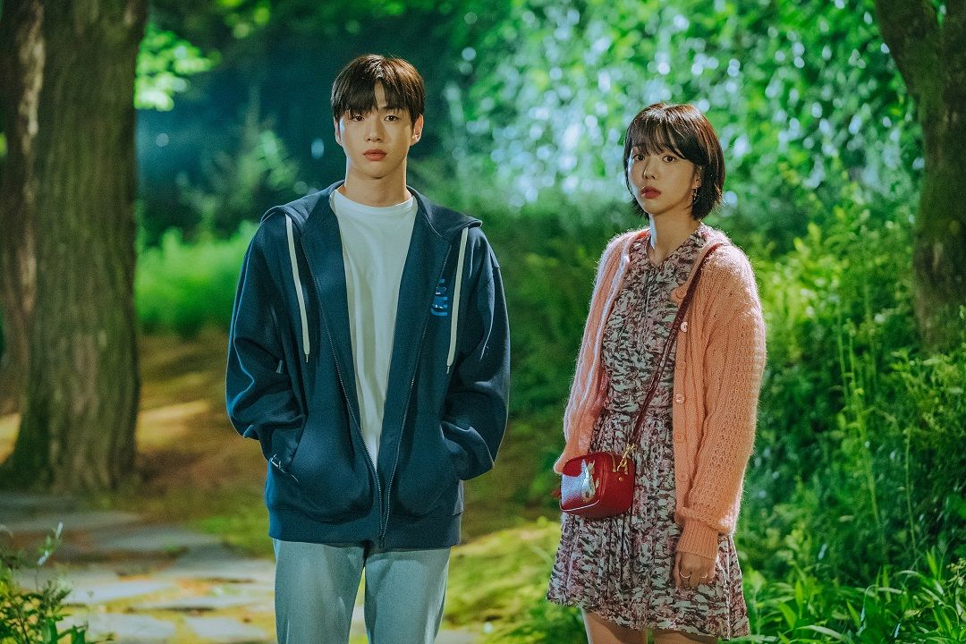 Bermain di drama Rookie Cops, Chae Soo-bin ungkapkan kekagumannya pada Kang Daniel di lokasi syuting. 
