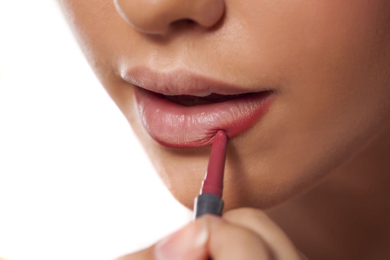 Saat mengaplikasikan lip liner, sebaiknya hindari lima kesalahan berikut ini agar tidak merusak penampilan bibir.