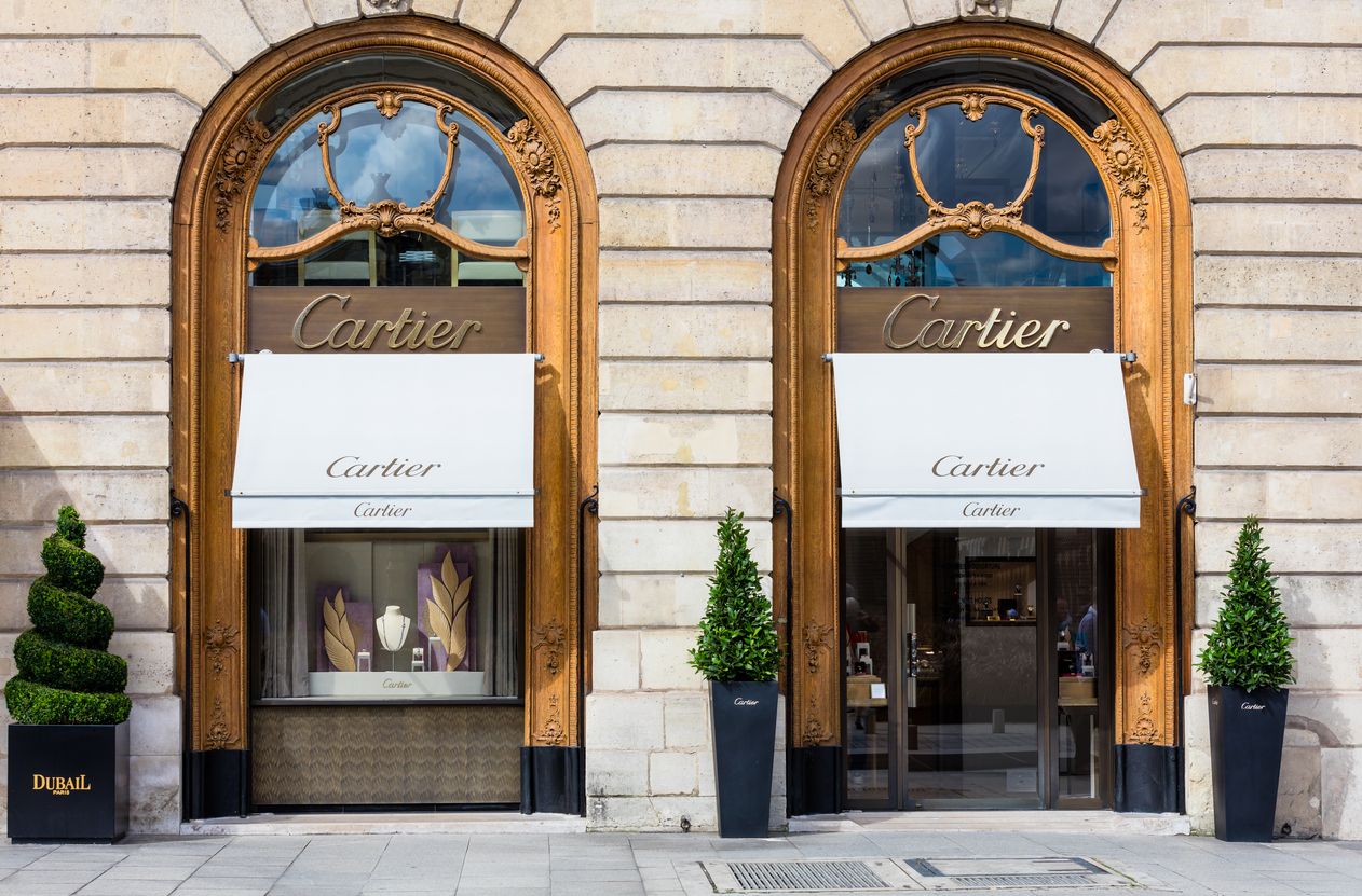 Brand perhiasaan ternama, Cartier, menggugat saingannya, Tiffany & Co, atas dugaan pencurian rahasia dagang.