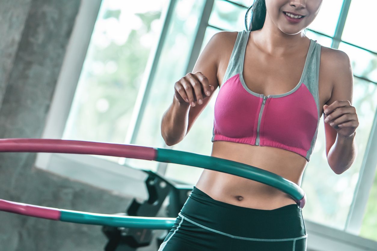 Hula hoop tidak hanya bermanfaat untuk anak kecil saja, ini manfaatnya bagi orang dewasa. Yuk simak penjelasannya!