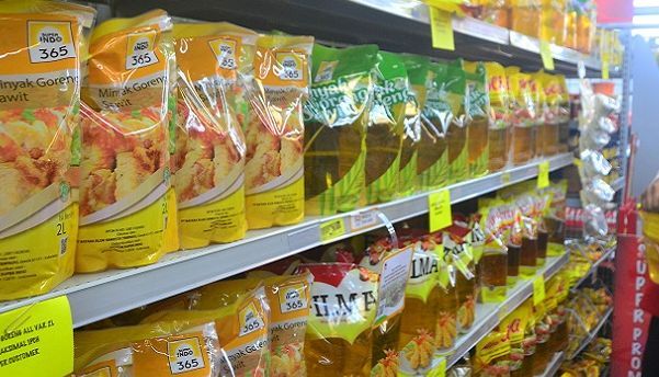 Minyak goreng mengalami kenaikan harga setelah sempat dijual murah kemudian mengalami kelangkaan. Cek harga minyak goreng hari ini di supermarket.