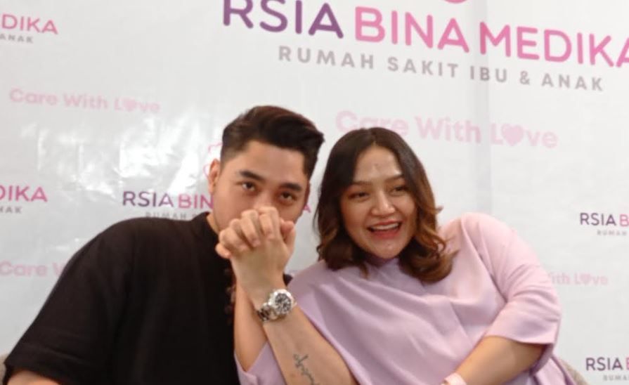 Lewat postingan Instagram, Siti Badriah dan suami bagikan potret sang anak dan umumkan nama lengkapnya