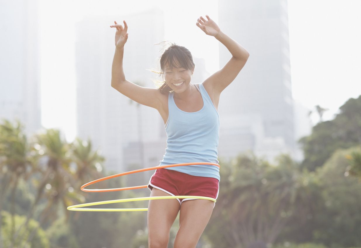 Berikut ini empat tips bermain hula hoop untuk para pemula, mulai dari pakai baju yang nyaman hingga menyalakan musik!