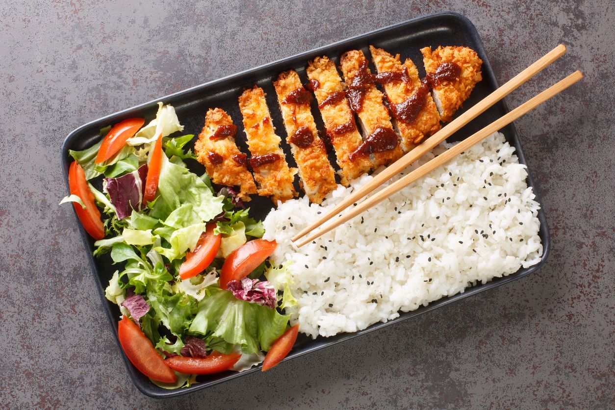 Chicken katsu adalah hidangan ayam goreng khas Jepang. Yuk, simak tips memasak cepat chicken katsu renyah berikut ini!