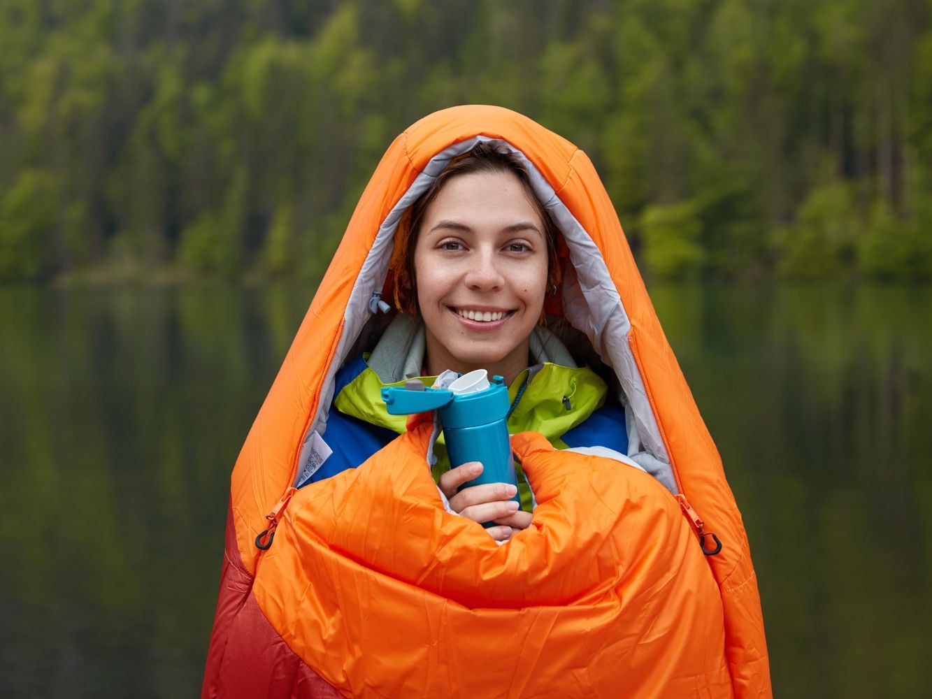 Sleeping bag yang sering dipakai untuk kegiatan outdoor sebaiknya dicuci agar tetap awet. Tapi bagaimana langkah tepat membersihkannya? 