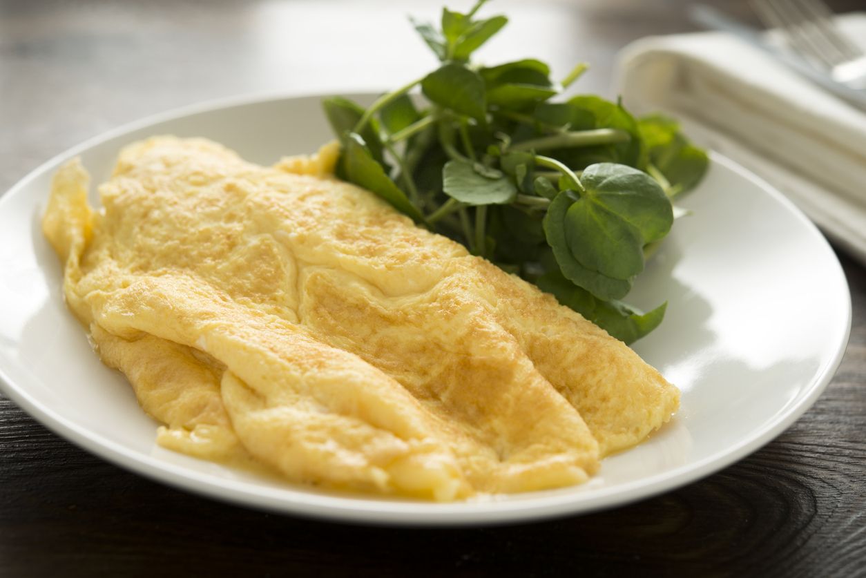 Omelet adalah hidangan telur dadar yang kerap disajikan di hotel. Yuk, simak tips memasak cepat omelet lembut dan enak ini!