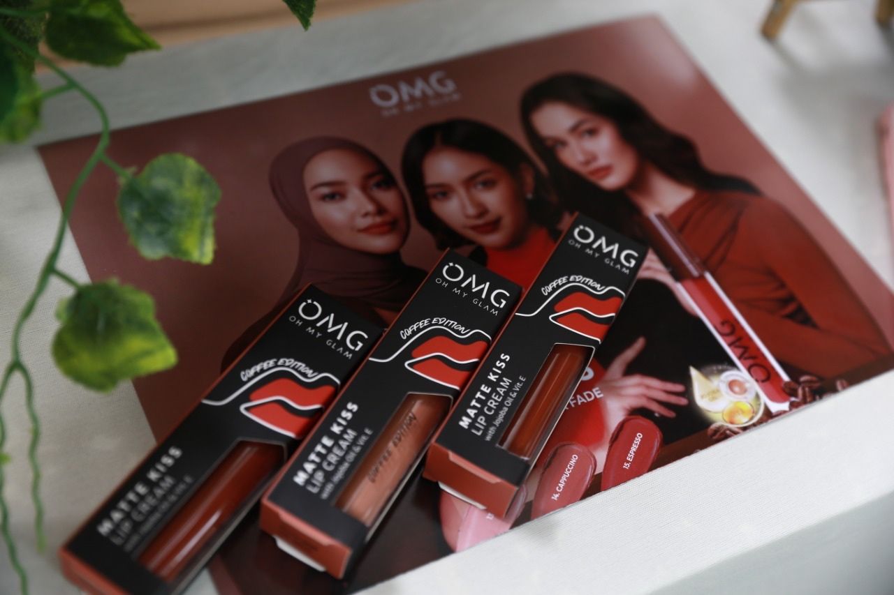 Ini rekomendasi lip cream warna cokelat dari brand lokal yang turut hadir dengan aroma kopi yang unik.