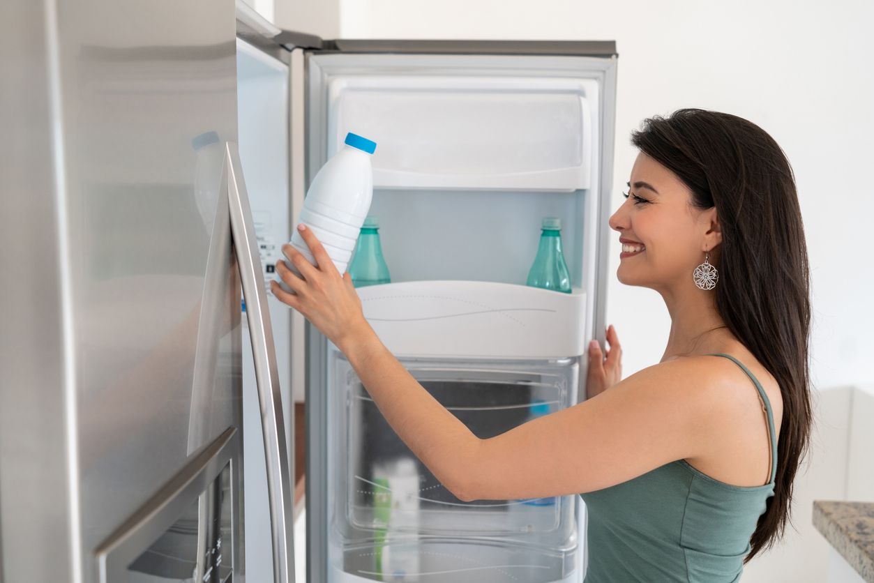 Mendinginkan segala jenis minuman ke dalam freezer membutuhkan waktu. Agar lebih cepat dingin, simak tips praktis berikut ini.