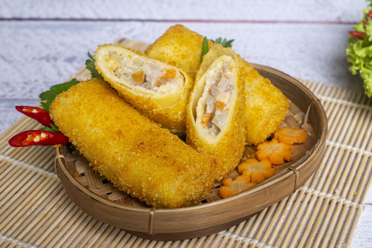 Kulit risoles adalah bagian penting untuk membuat risoles. Simak, berikut tips memasak cepat kulit risoles lentur dan tidak mudah sobek.