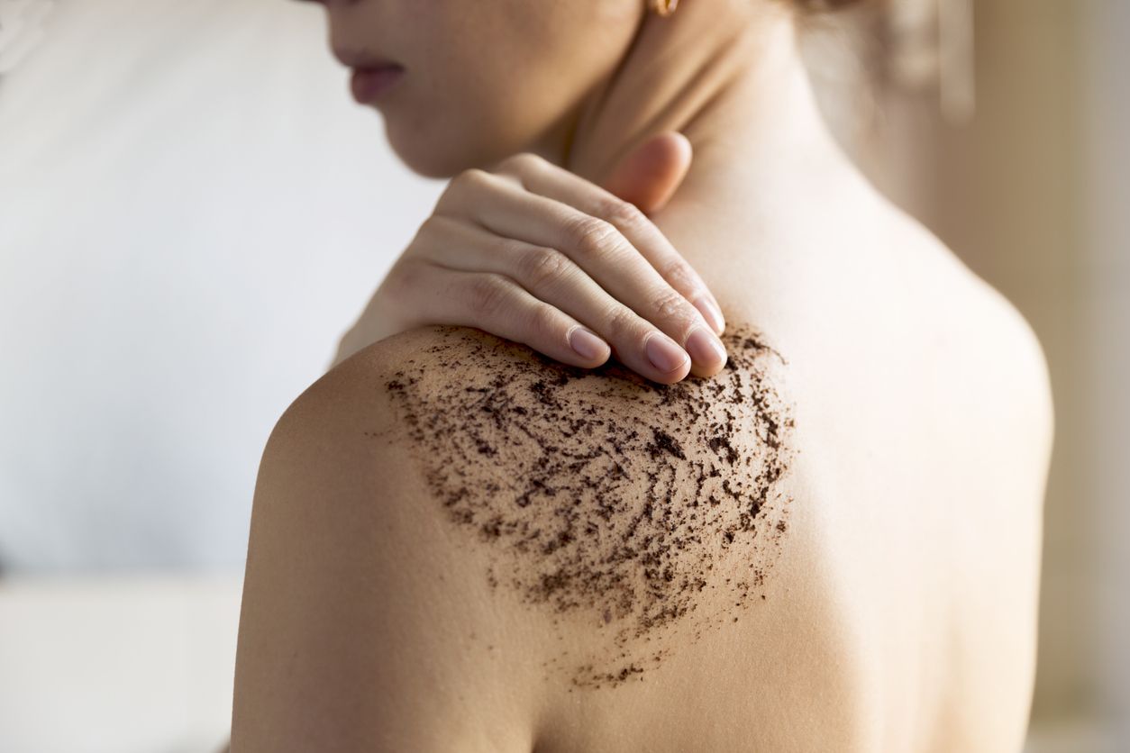 Apa itu body scrub? Produk perawatan kulit badan yang bisa membantu mengangkat sel kulit mati untuk memberikan tampilan kulit sehat.