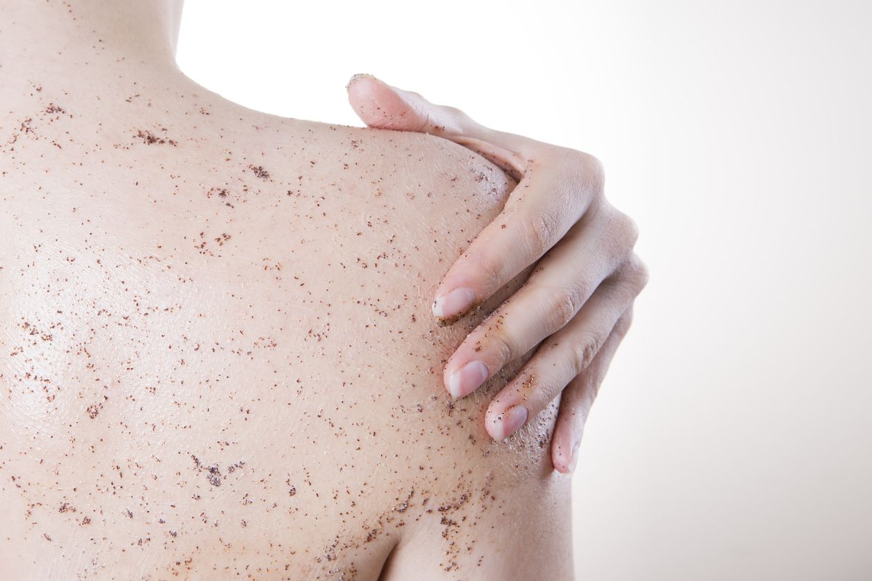 Kawan Puan, berikut ini rekomendasi body scrub best seller di Zalora. Harga mulai Rp75 ribuan saja lho!