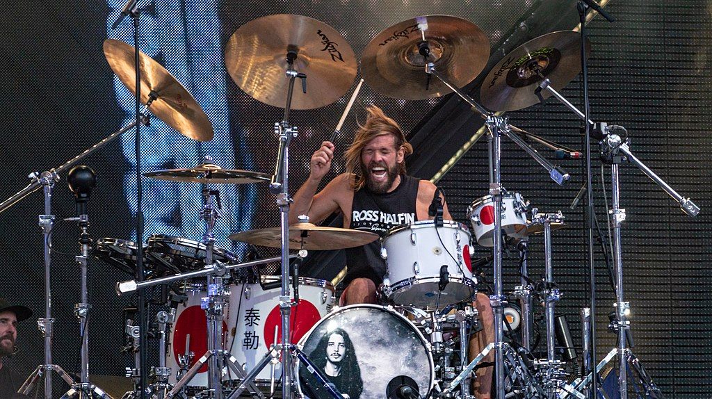 Taylor Hawkins, drummer dari grup band Foo Fighters meninggal dunia pada Jumat (25/3/2022) waktu setempat beberapa jam sebelum ia seharusnya manggung.