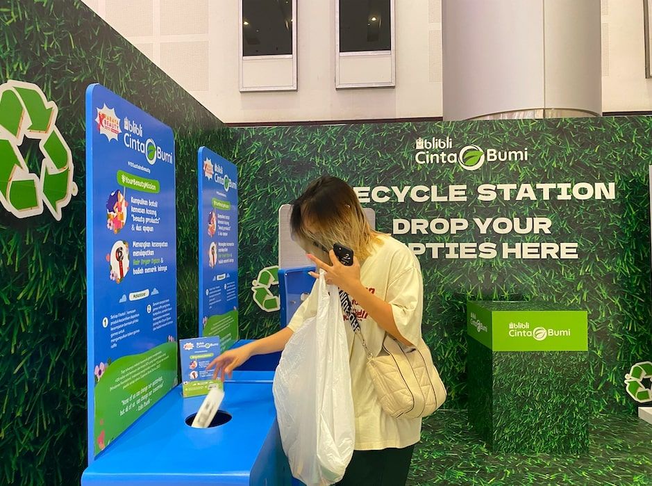 Blibli menghadirkan program Blibli Cinta Bumi di acara Surabaya x Beauty 2022 dengan menghadirkan dropbox untuk kemasan kosong kosmetik.