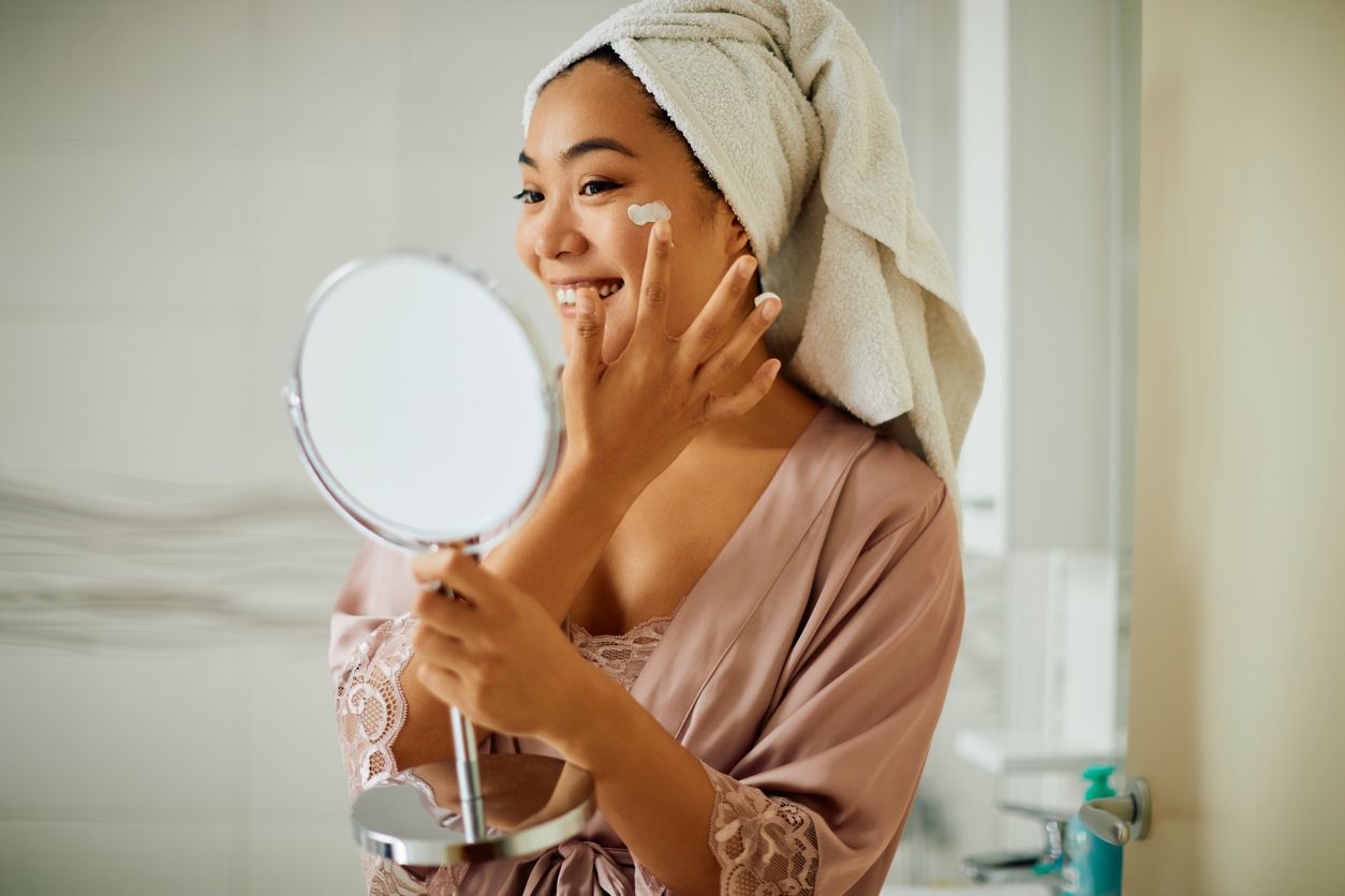 Agar manfaat yang didapatkan lebih maksimal, yuk ketahui cara yang tepat untuk memakai sleeping mask berikut ini!